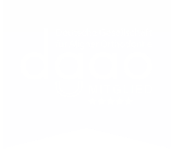Logo der Deutschen Gesellschaft für Aligner Orthodontie (DGAO) mit Hinweis auf die Mitgliedschaft.