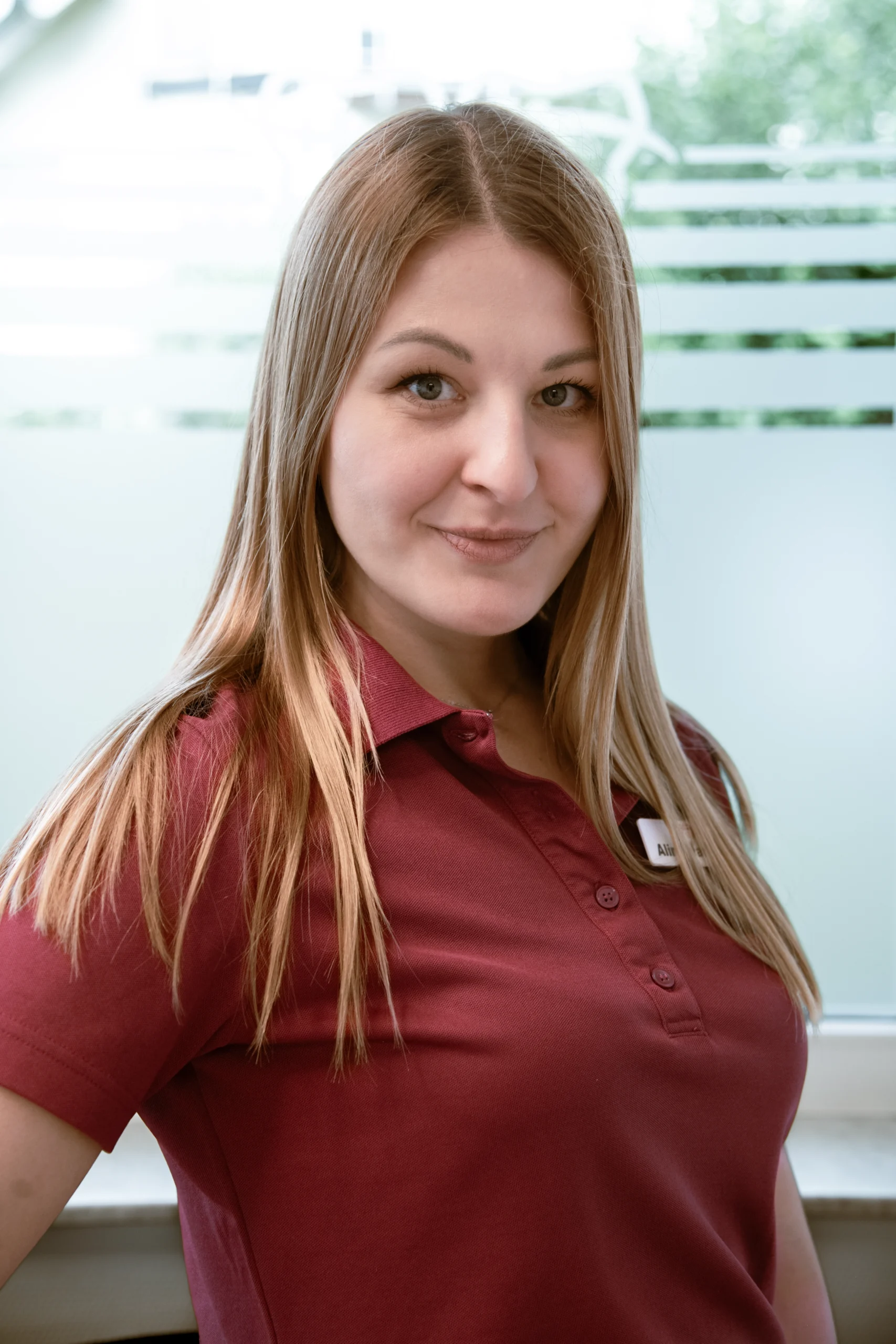 Portrait von Alina Ivaniuk, Mitarbeiterin der Kieferorthopädie Saarburg.