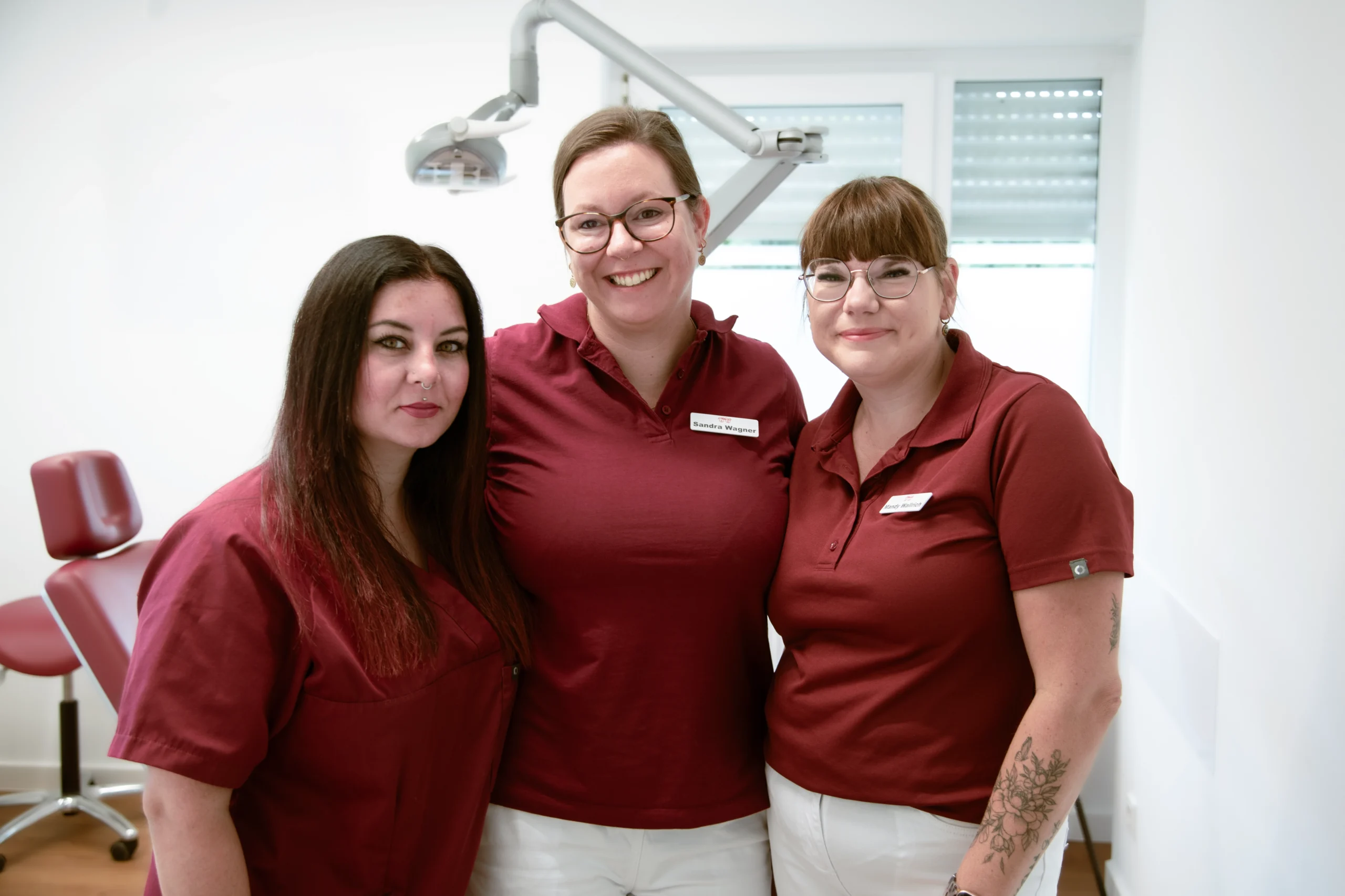 Drei Mitarbeiterinnen der kieferorthopädischen Praxis KFO Saarburg im Behandlungszimmer.