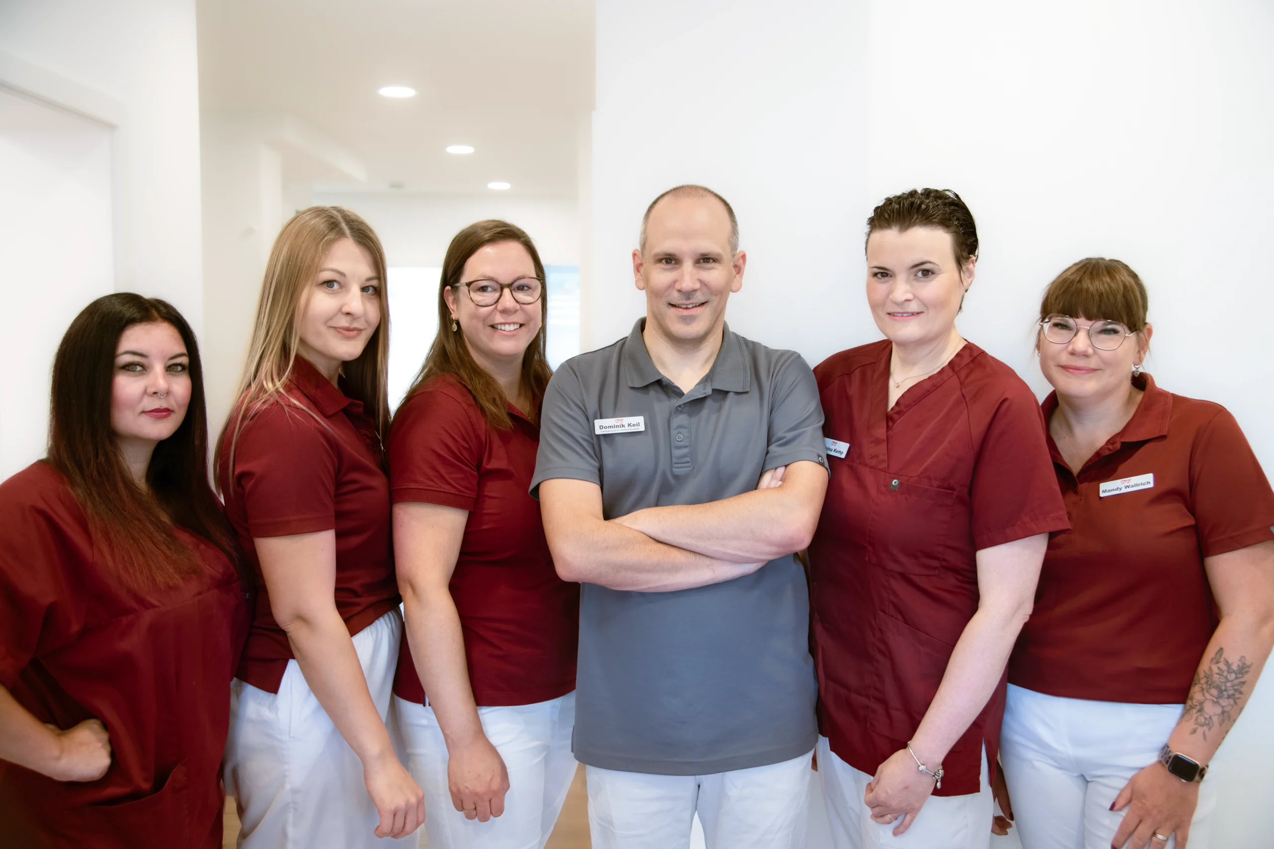Praxisteam der Kieferorthopädie Saarburg gemeinsam mit Fachzahnarzt Dominik Keil.