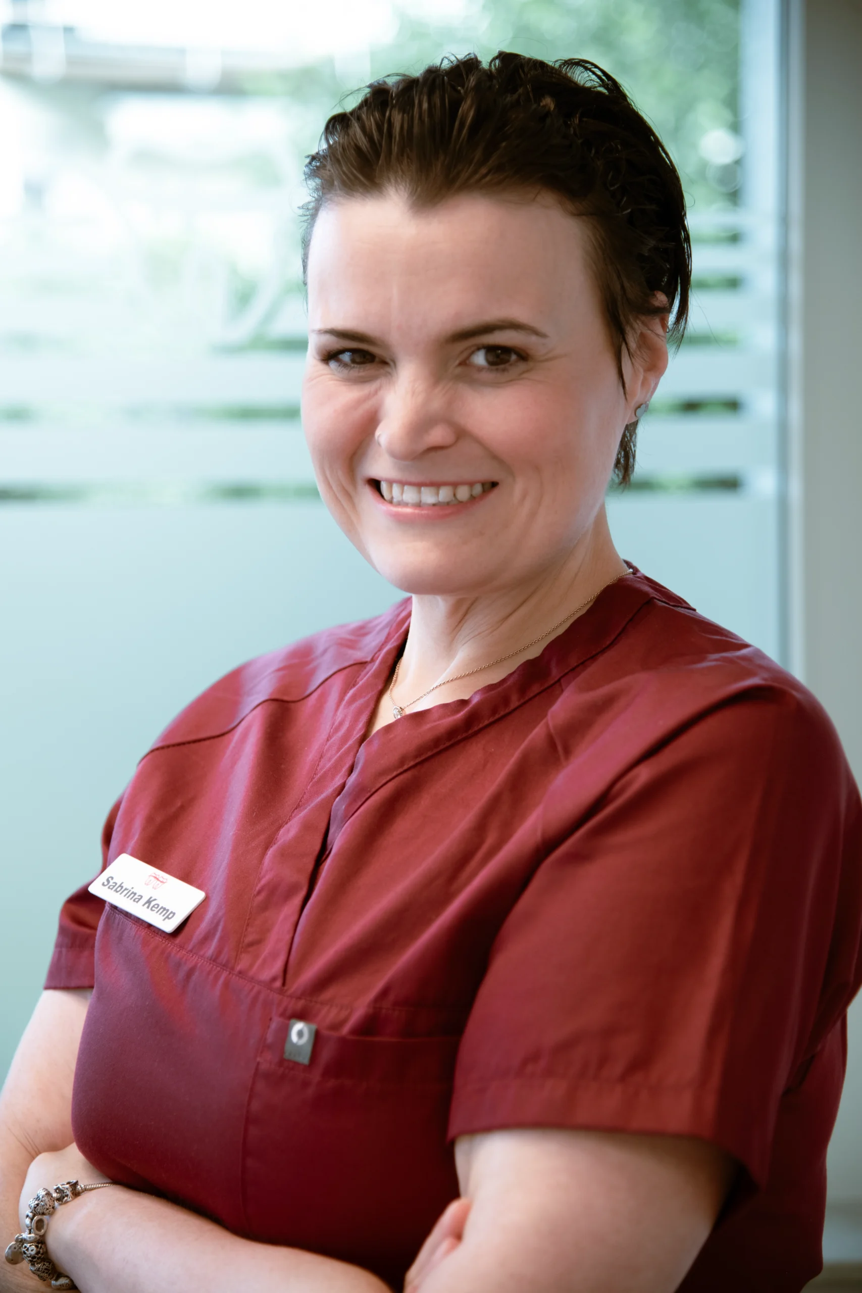 Portrait von Sabrina Kemp, Mitarbeiterin der Kieferorthopädie Saarburg.