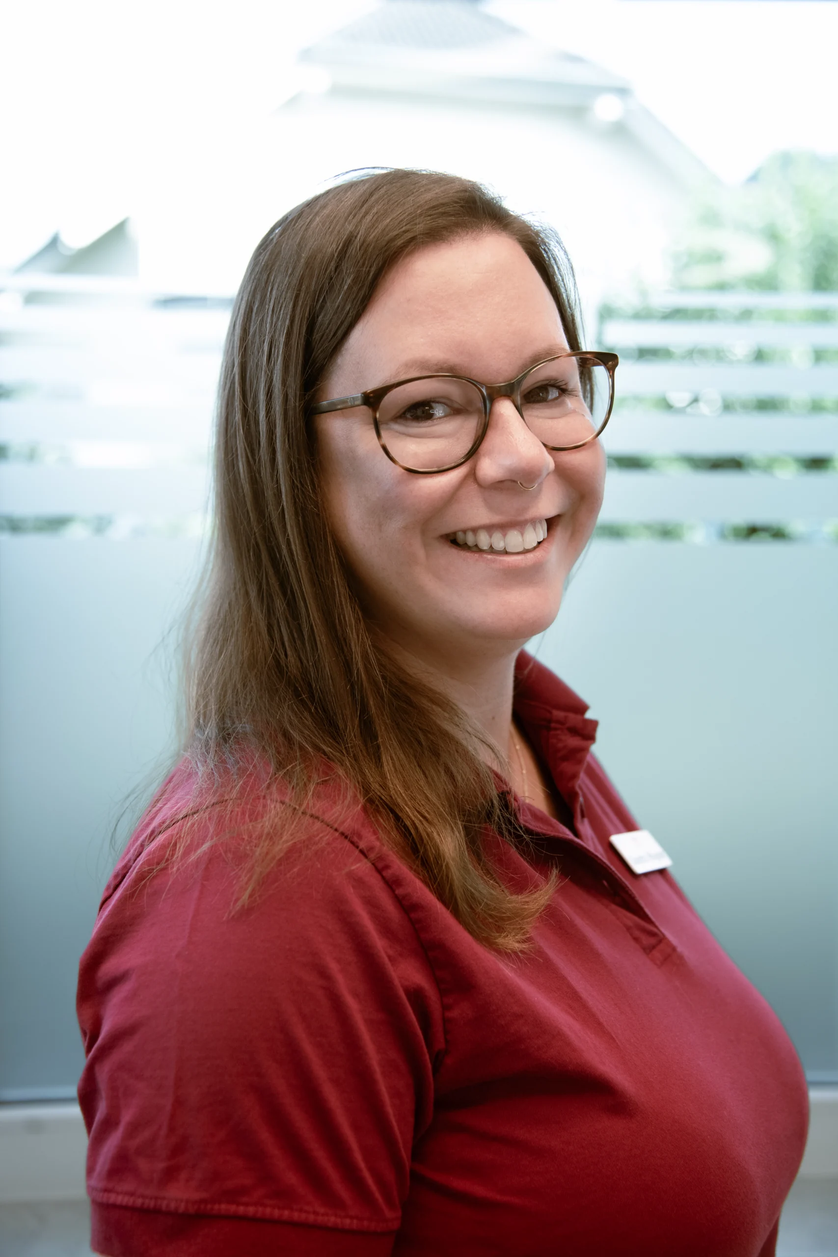 Portrait von Sandra Wagner, Mitarbeiterin der Kieferorthopädie Saarburg.