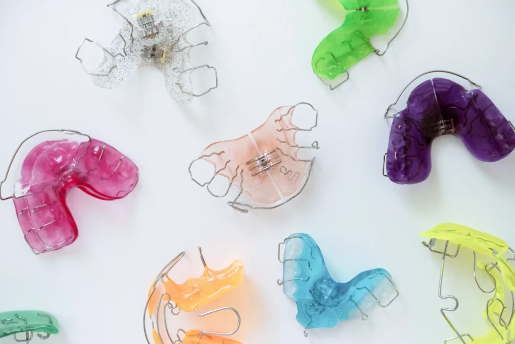 Bunte herausnehmbare Zahnspangen in verschiedenen Farben und Ausführungen.