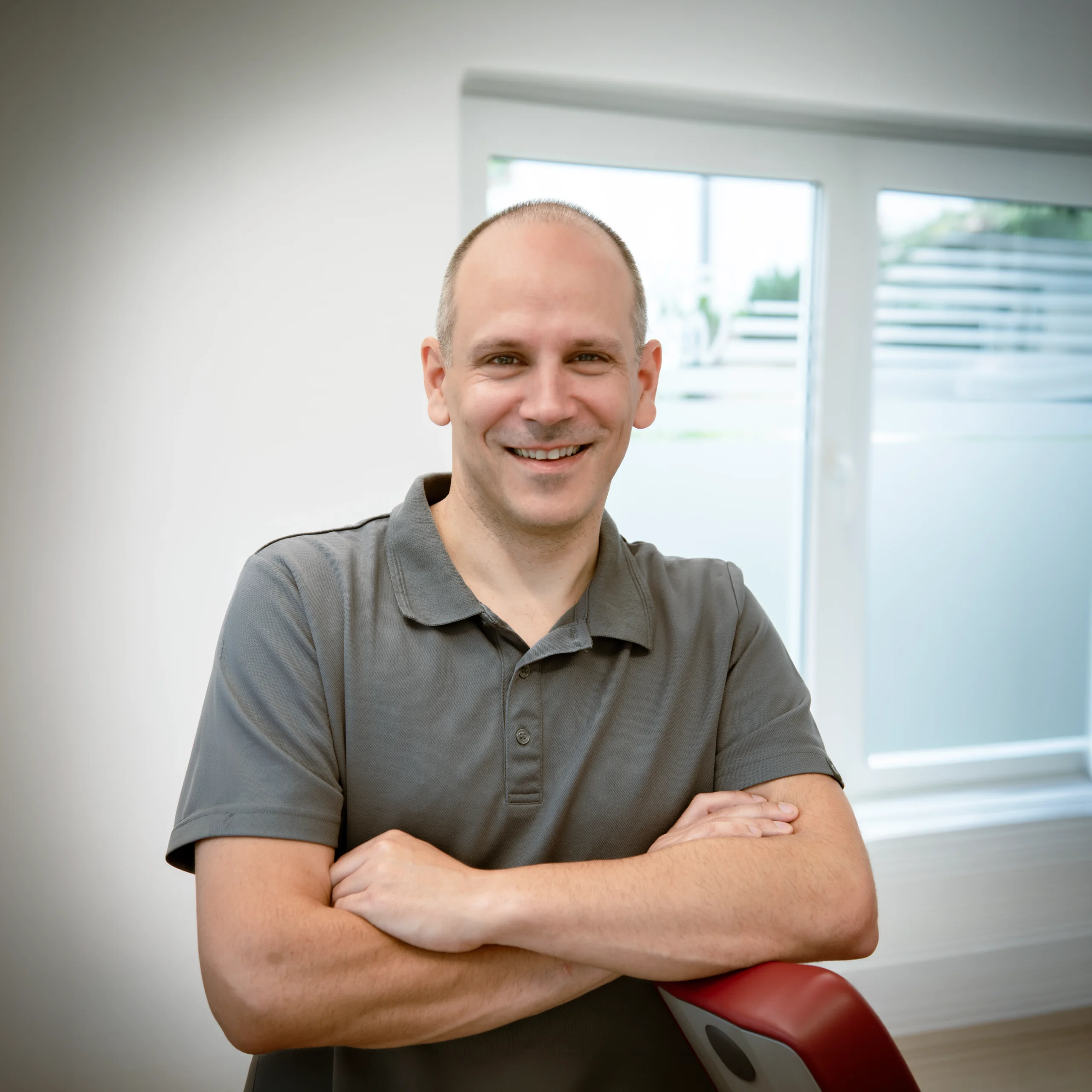 Portrait von Dominik Keil in den Räumlichkeiten der kieferorthopädischen Praxis in Saarburg.