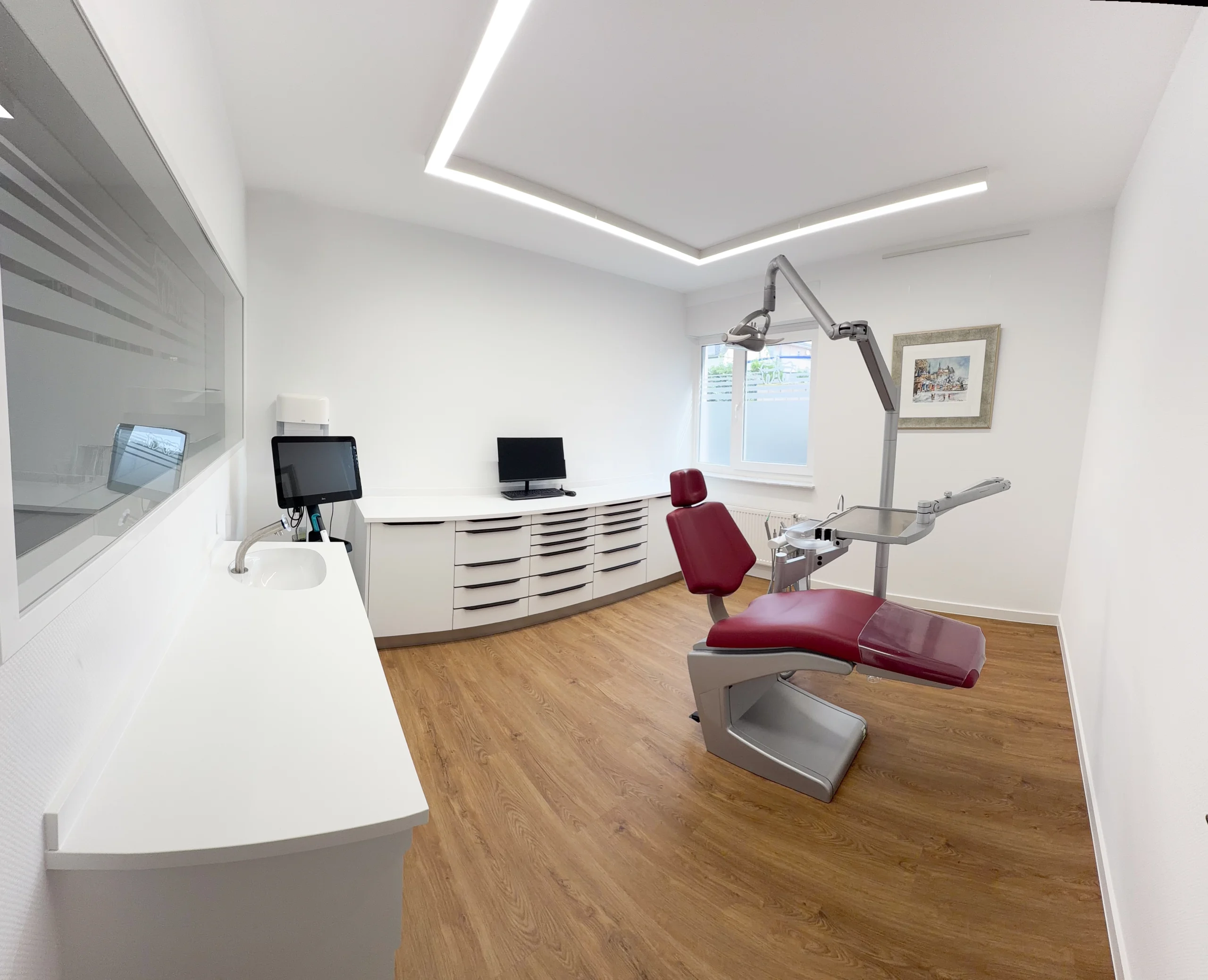 Modernes Behandlungszimmer einer kieferorthopädischen Praxis mit Behandlungsstuhl und moderner Ausstattung.